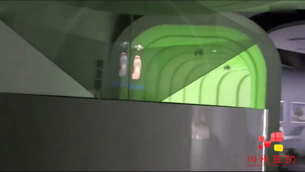 浙江人本鞋业360度全息投影柜