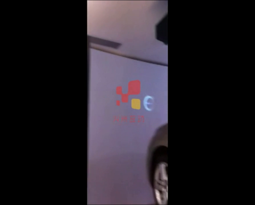 吉利汽车展厅滑轨屏