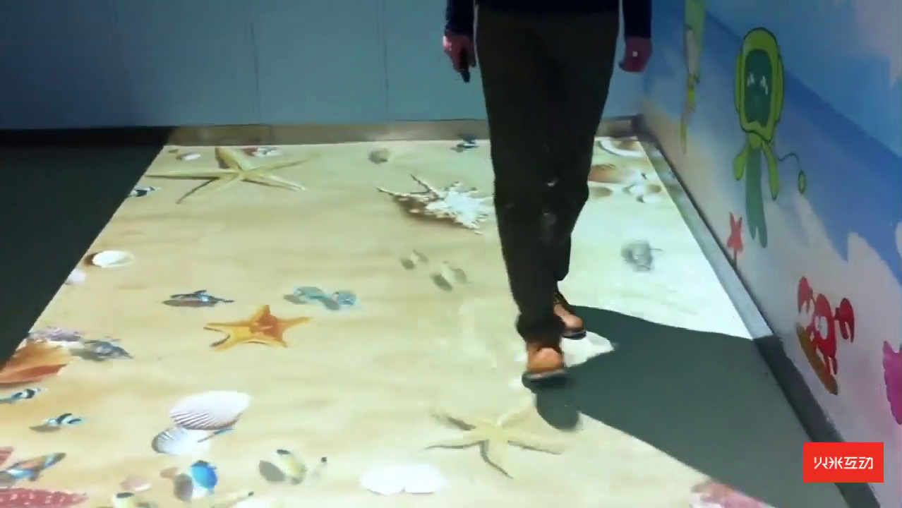 地面鱼水互动投影游戏