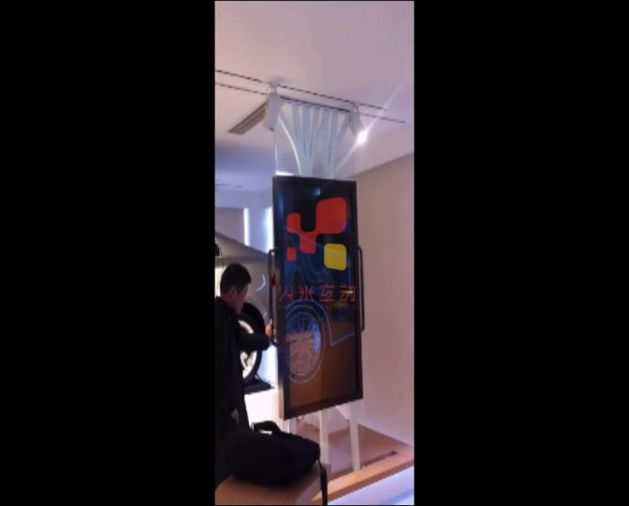 吉利汽车展厅滑轨屏